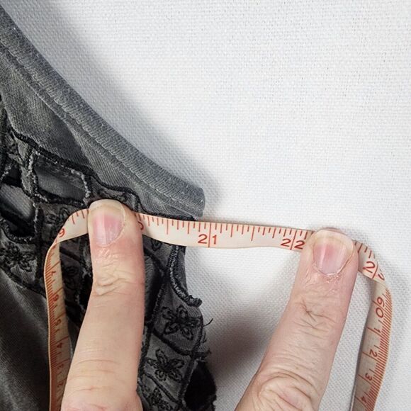 POL Gray Lace Crochet Racerback Tank Split Front Sz Medium Boho Hippie Festival - Picture 6 of 7